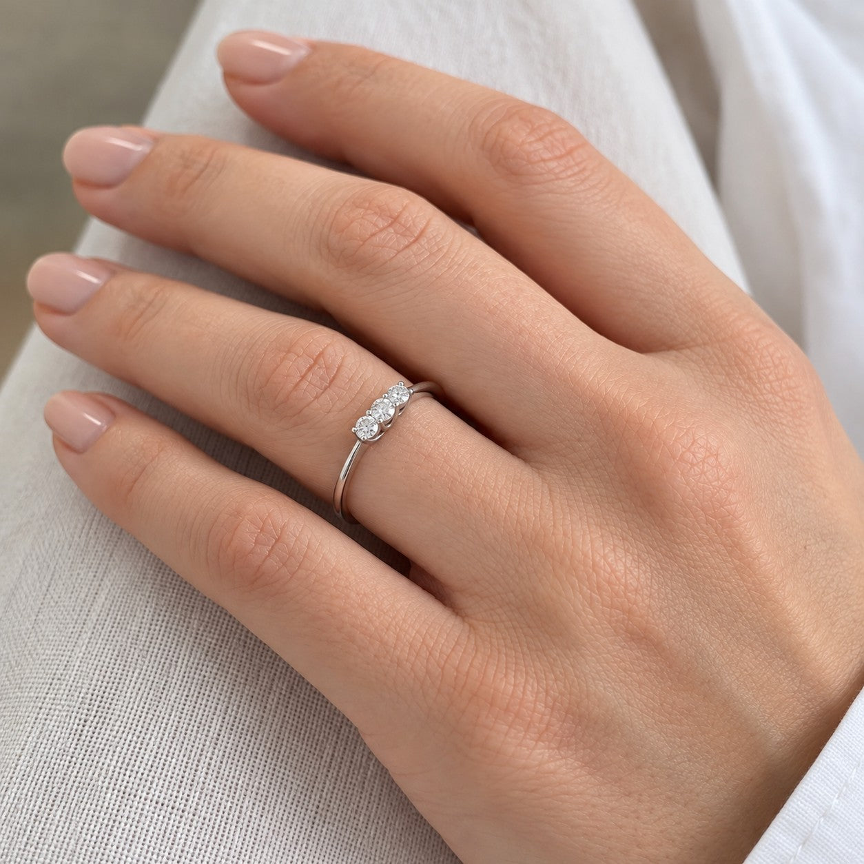Hånd med Molly alliancering i 18 kt. hvidguld med 0,17 ct. diamanter