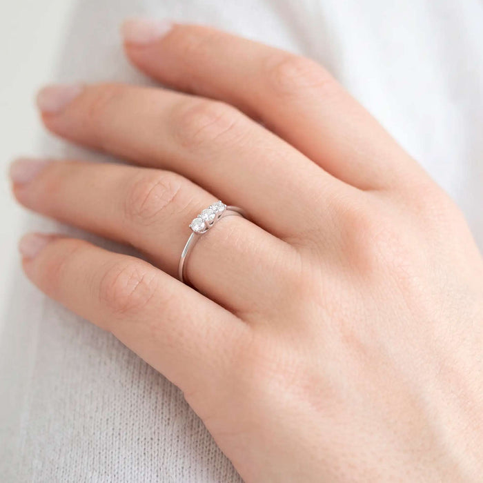Molly alliancering i 18 karat hvidguld med 0,17 ct diamanter på finger