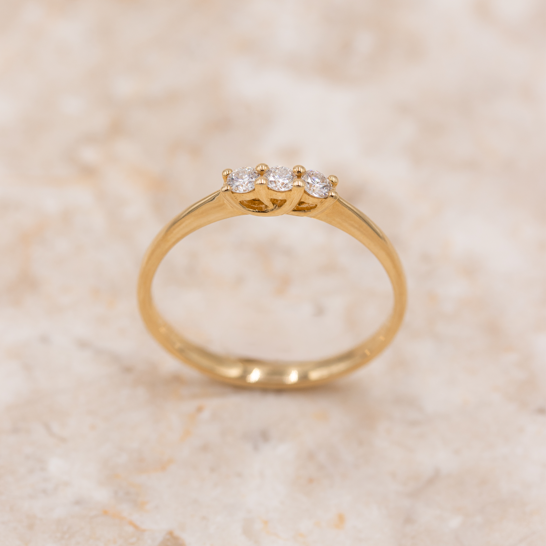 Molly alliancering i 18 kt. guld med tre diamanter