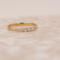 Sideprofil af Molly alliancering i guld med diamanter