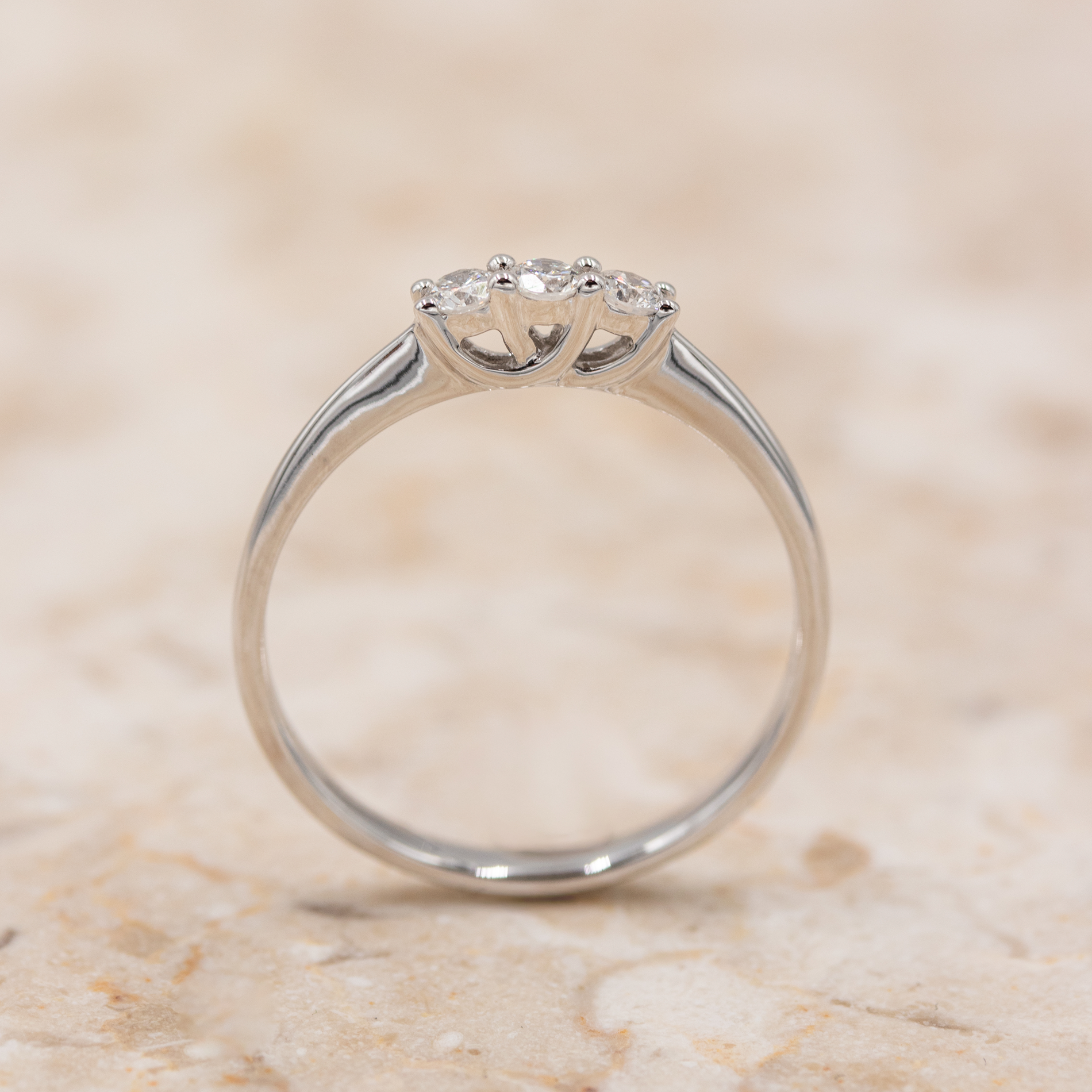 Molly alliancering i 18 kt. hvidguld med tre diamanter