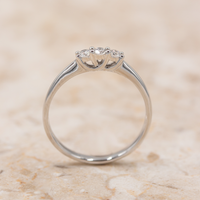 Molly alliancering i 18 kt. hvidguld med tre diamanter