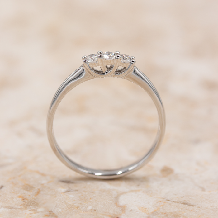 Molly alliancering i 18 kt. hvidguld med tre diamanter