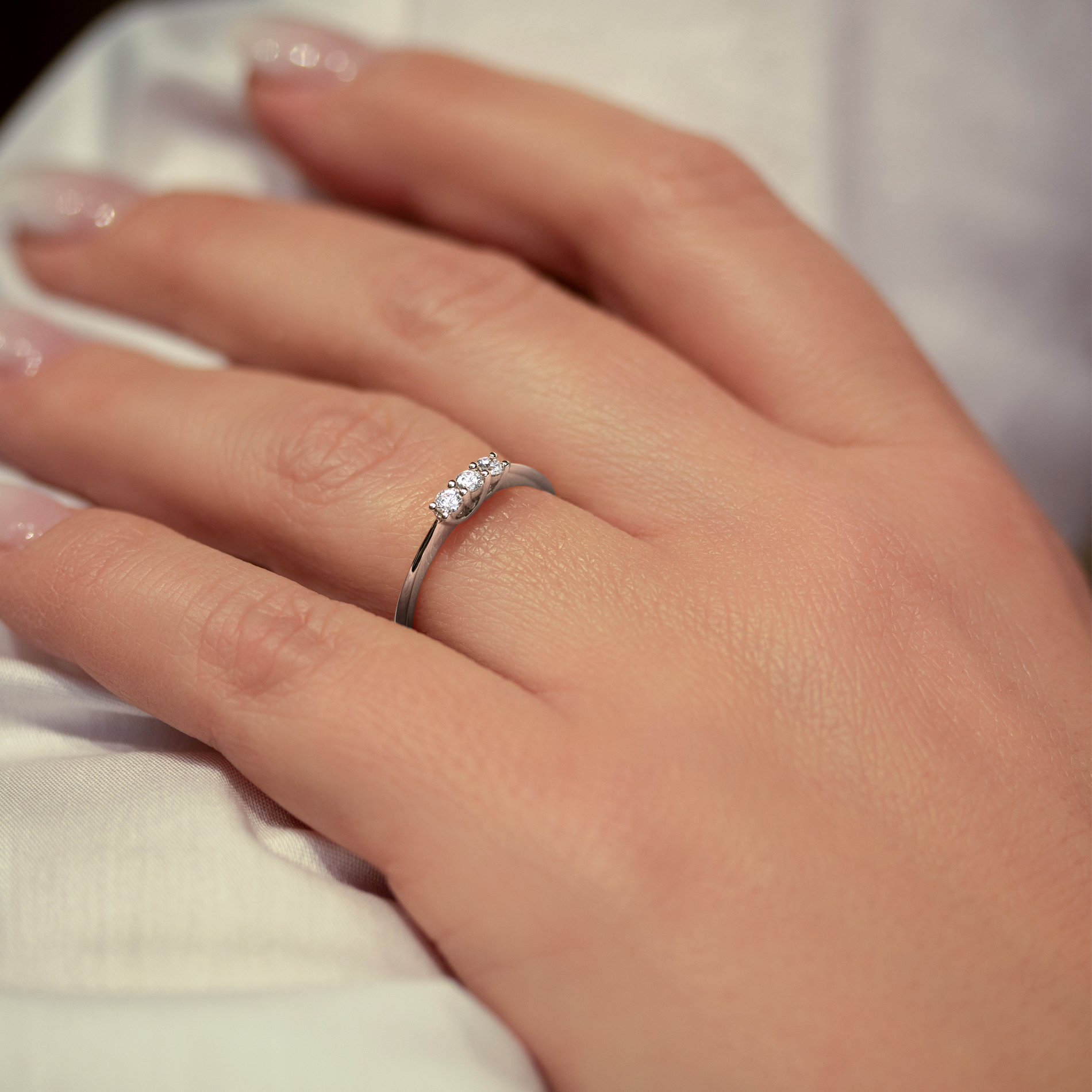 Molly alliancering med diamanter båret på hånd
