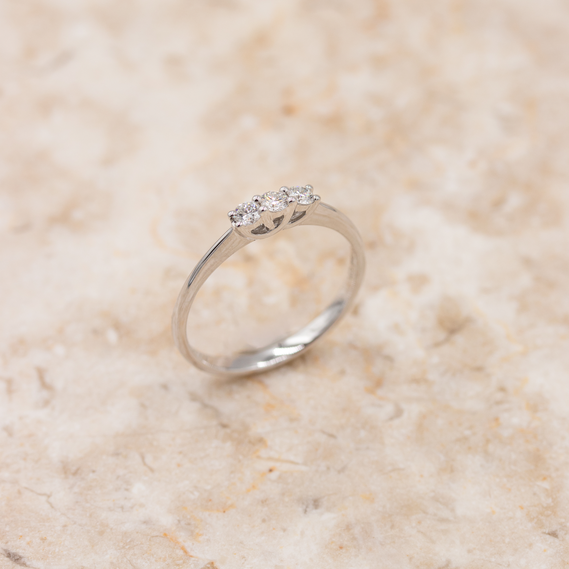 Detalje af Molly alliancering i hvidguld med diamanter