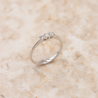 Detalje af Molly alliancering i hvidguld med diamanter