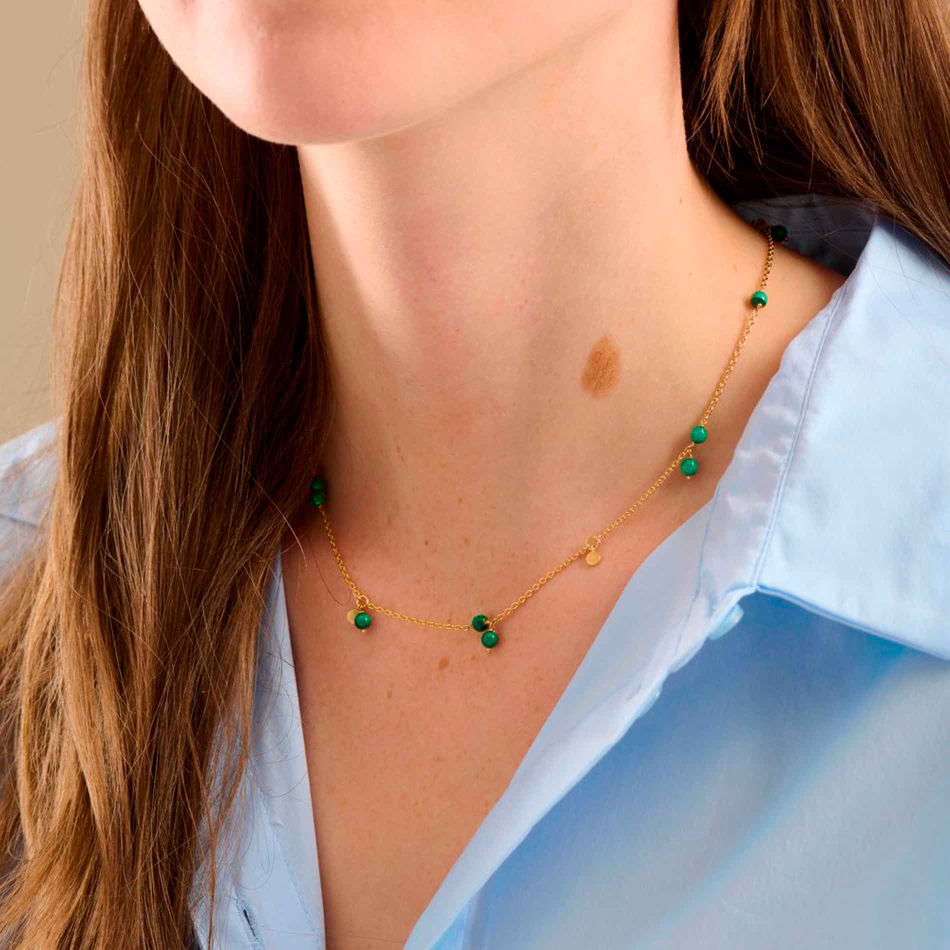 Pernille Corydon Forest halskæde i forgyldt sølv med grønne malakit-sten, set på model