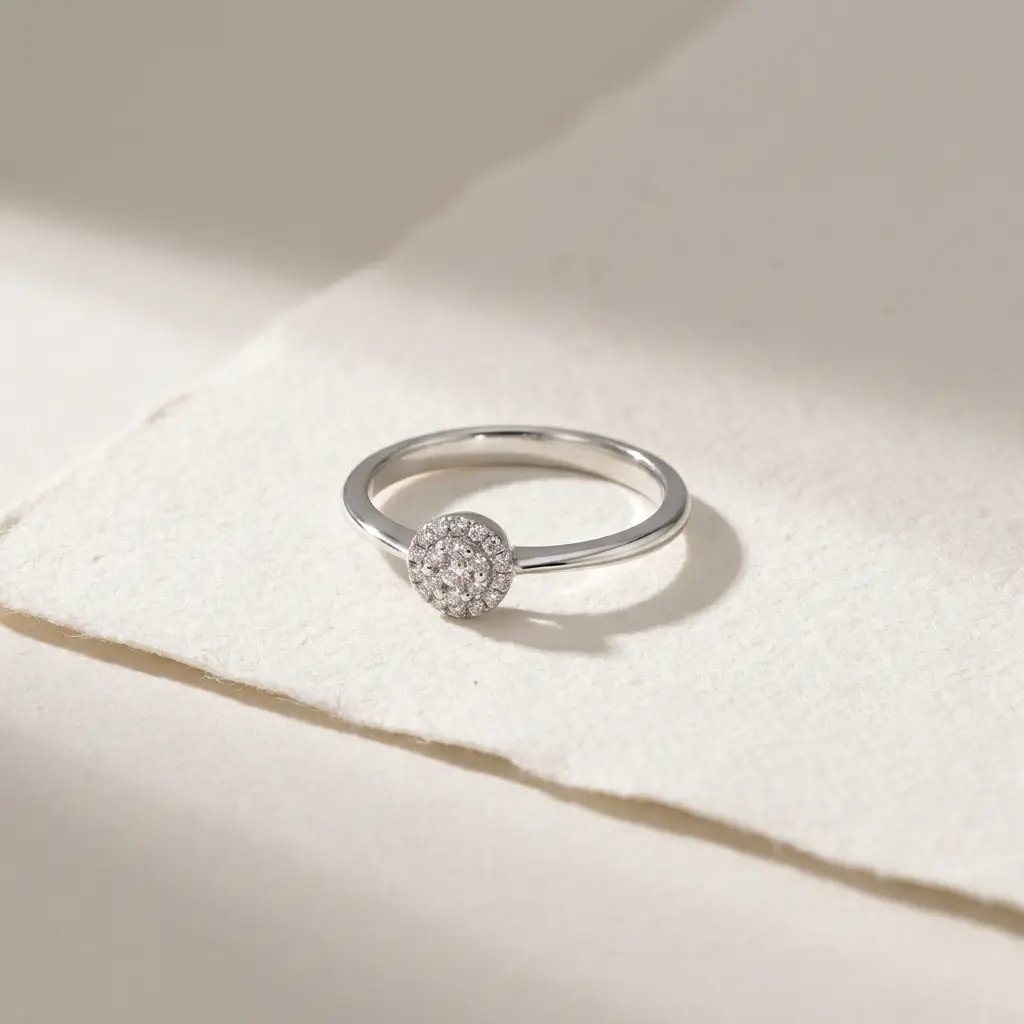 Naomi ring i hvidguld med diamanter på hvidt papir