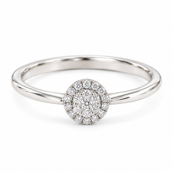 Naomi ring i 18 karat hvidguld med rund klynge af 21 diamanter på i alt 0,13 carat, hvid baggrund