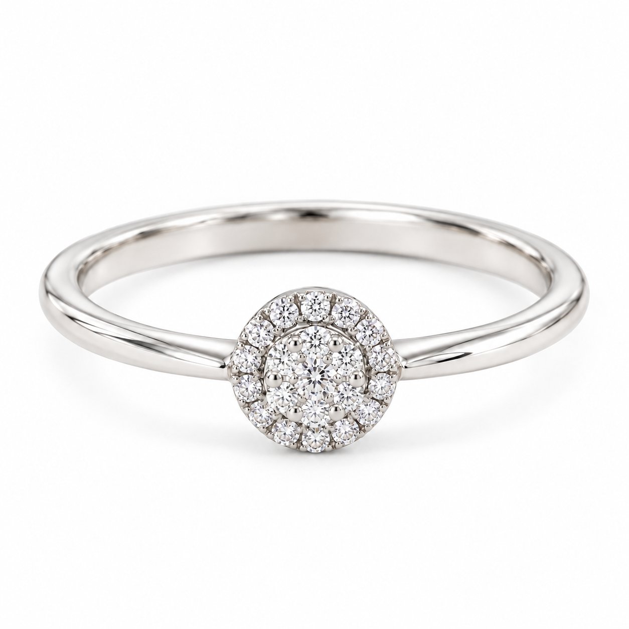 Naomi ring i 18 karat hvidguld med rund klynge af 21 diamanter på i alt 0,13 carat, hvid baggrund