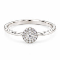 Naomi ring i 18 karat hvidguld med rund klynge af 21 diamanter på i alt 0,13 carat, hvid baggrund