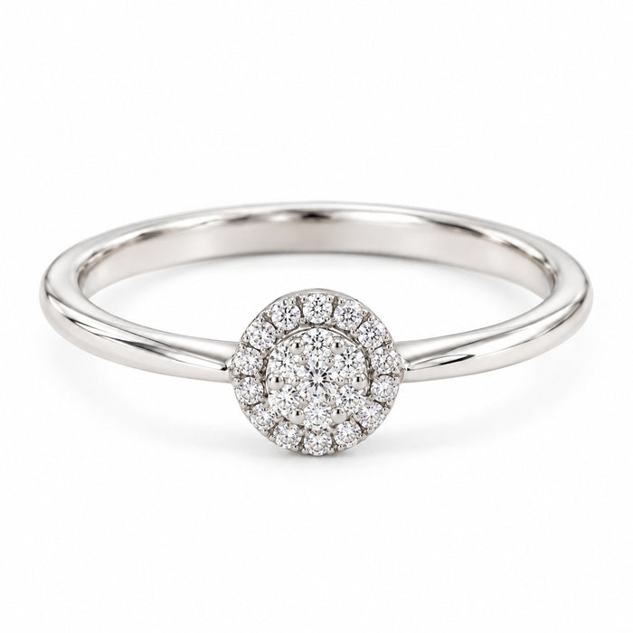 Naomi ring i 18 karat hvidguld med rund klynge af 21 diamanter på i alt 0,13 carat, hvid baggrund