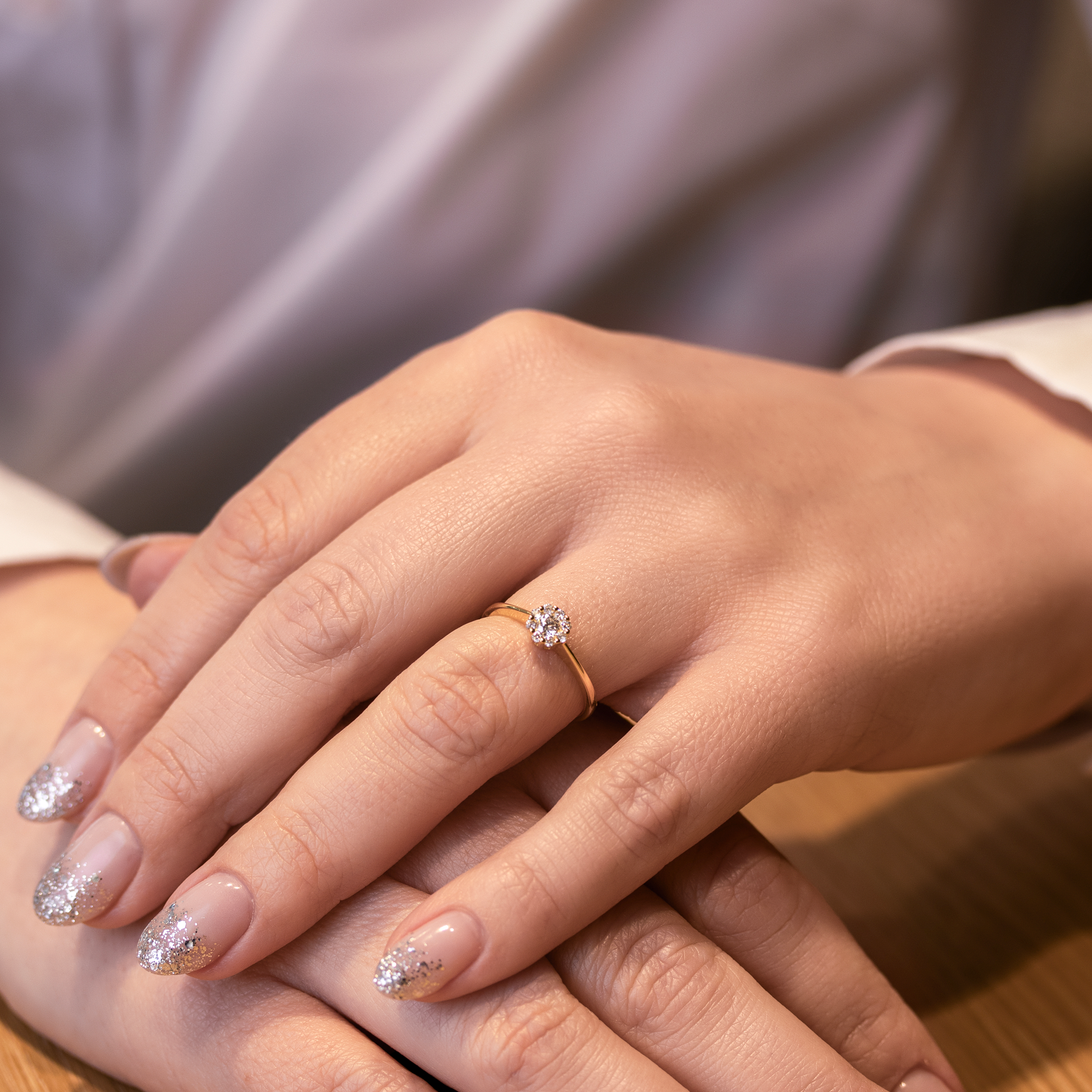 Nelly ring med 0,24 ct. brillantslebne diamanter i 18 kt. guld båret på hånd