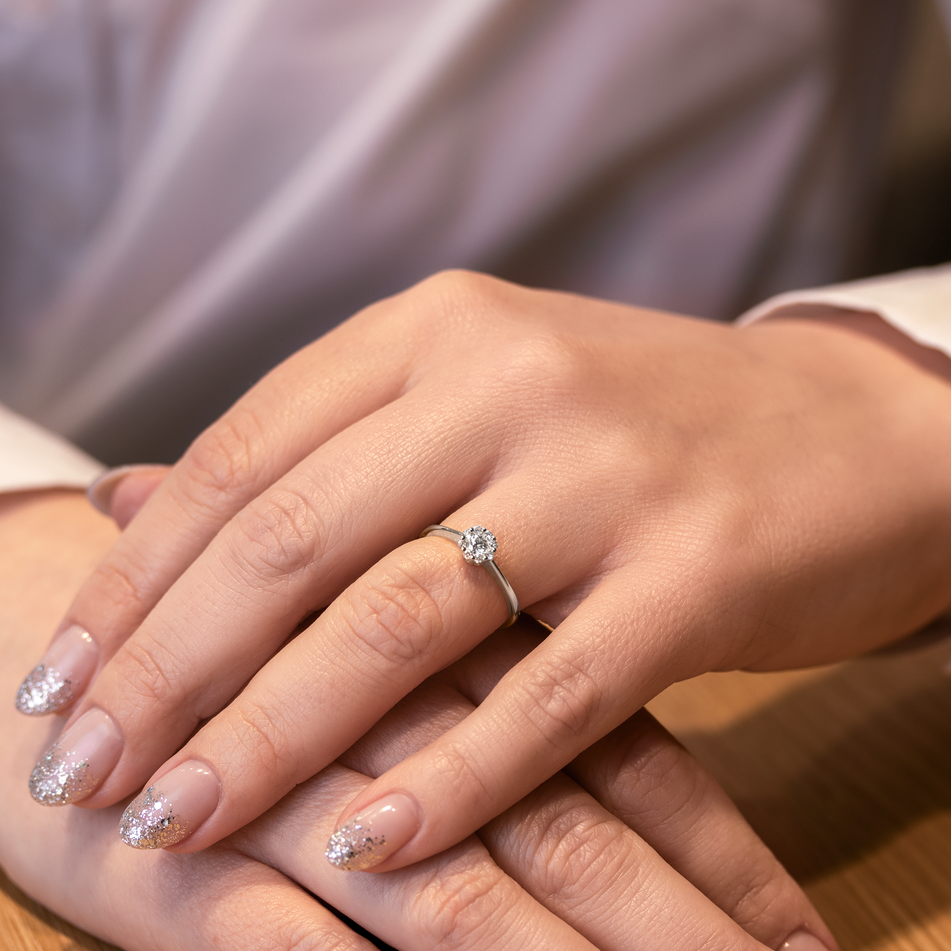 Nelly ring med 0,24 ct. brillantslebne diamanter i 18 kt. hvidguld båret på hånd