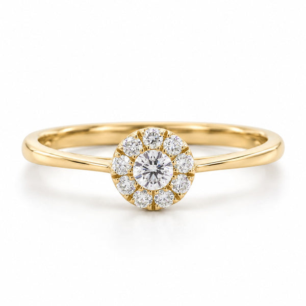Nelly ring i 18 karat guld med rund diamantklynge på i alt 0,24 carat, hvid baggrund