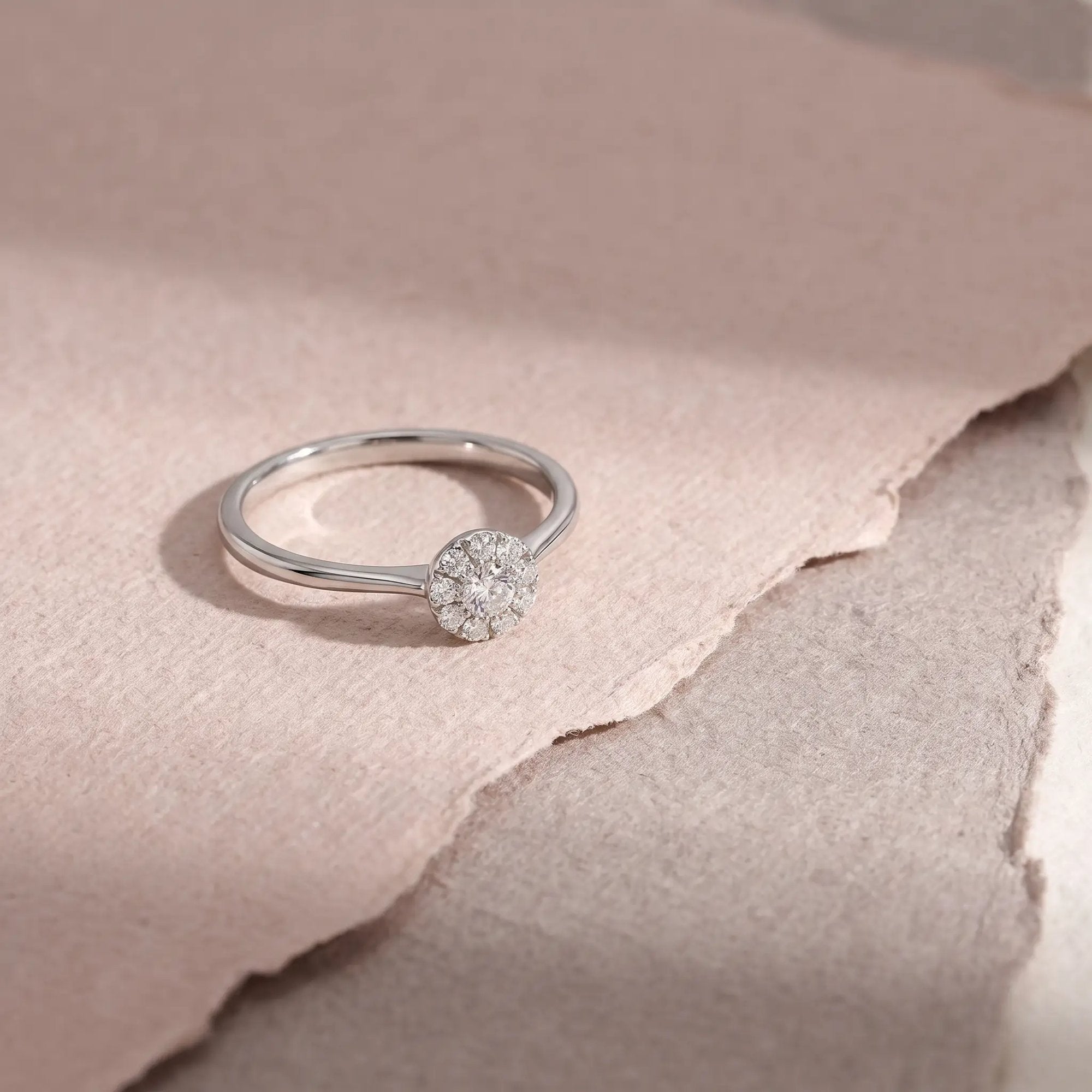Nelly ring i hvidguld med 0,24 carat diamanter på bløde tekstiler