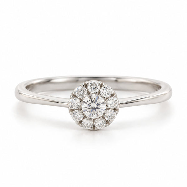 Nelly ring i 18 karat hvidguld med rund diamantklynge på i alt 0,24 carat, hvid baggrund