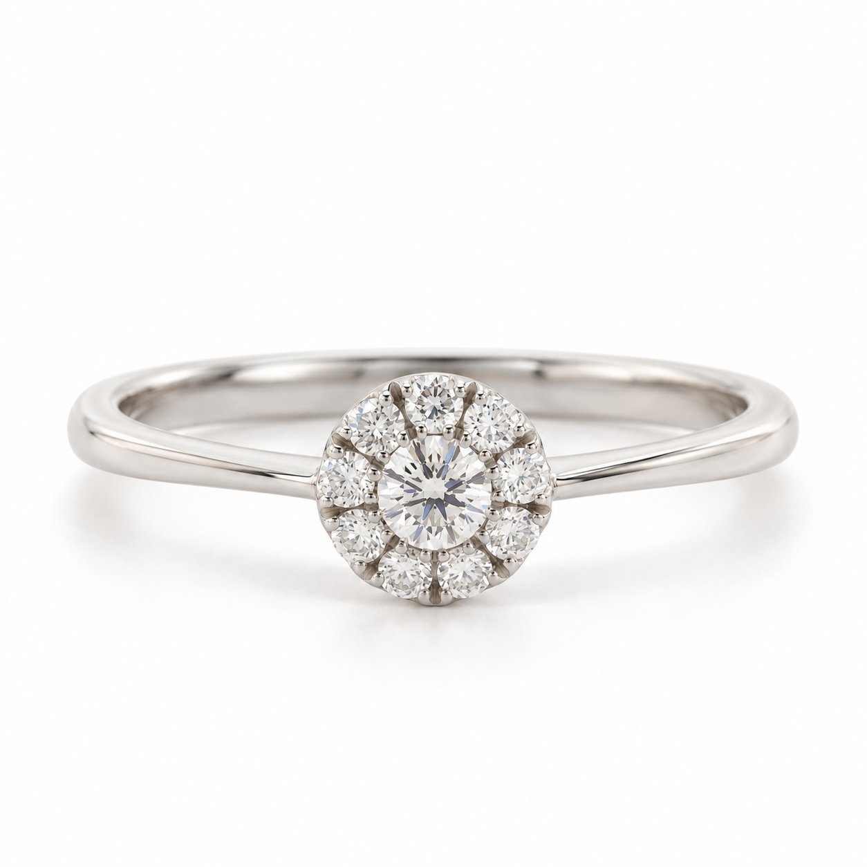 Nelly ring i 18 karat hvidguld med rund diamantklynge på i alt 0,24 carat, hvid baggrund