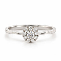 Nelly ring i 18 karat hvidguld med rund diamantklynge på i alt 0,24 carat, hvid baggrund