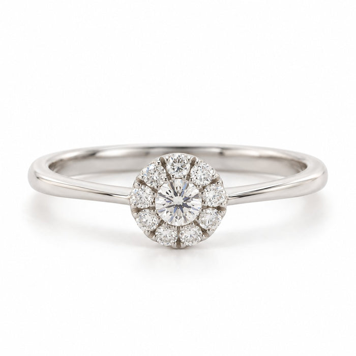 Nelly ring i 18 karat hvidguld med rund diamantklynge på i alt 0,24 carat, hvid baggrund
