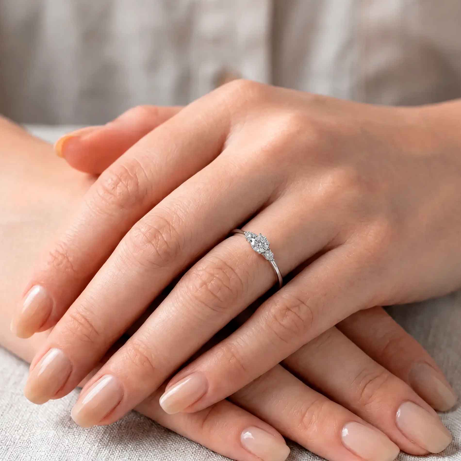 Nina ring i sølv med klare zirkonia sten båret på en hånd