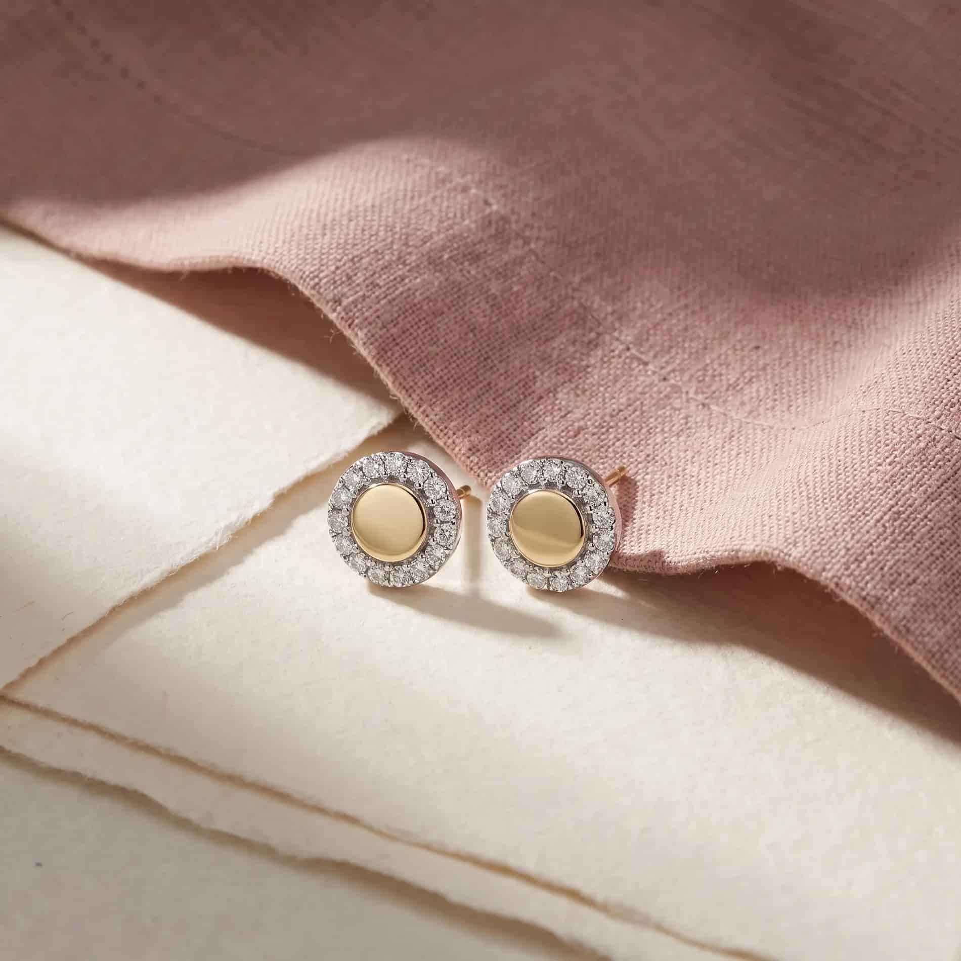 Noblesse ørestikker i 14 karat guld med 0,09 ct. hvide diamanter