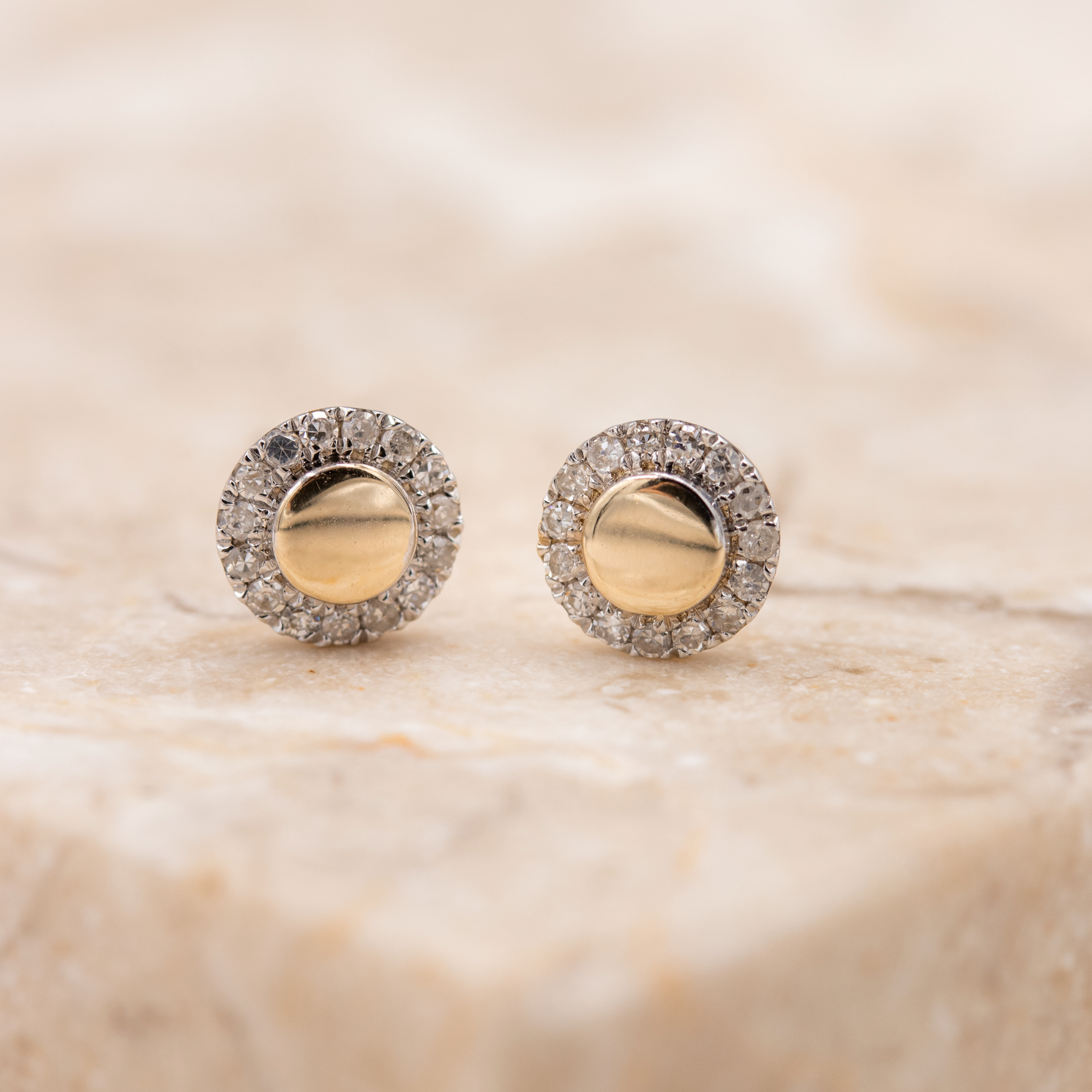 Nærbillede af Noblesse ørestikker med diamanter i 14 kt. guld
