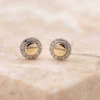 Nærbillede af Noblesse ørestikker med diamanter i 14 kt. guld
