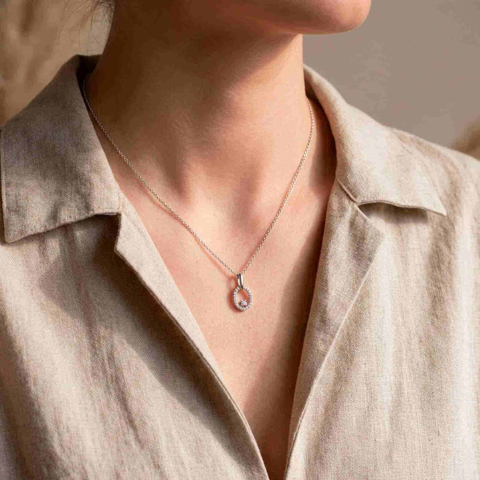 Noelle diamantvedhæng i 18 karat hvidguld båret på halsen