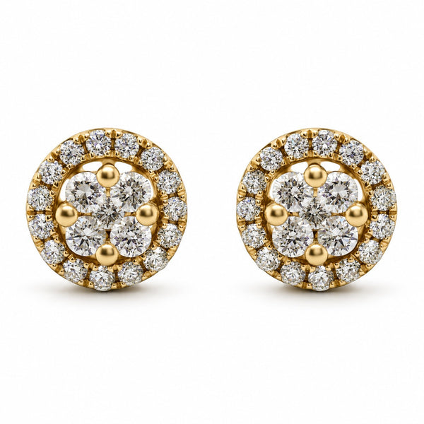Nora ørestikker i 18 karat guld med rund klynge og krans af diamanter, i alt 0,23 carat, hvid baggrund
