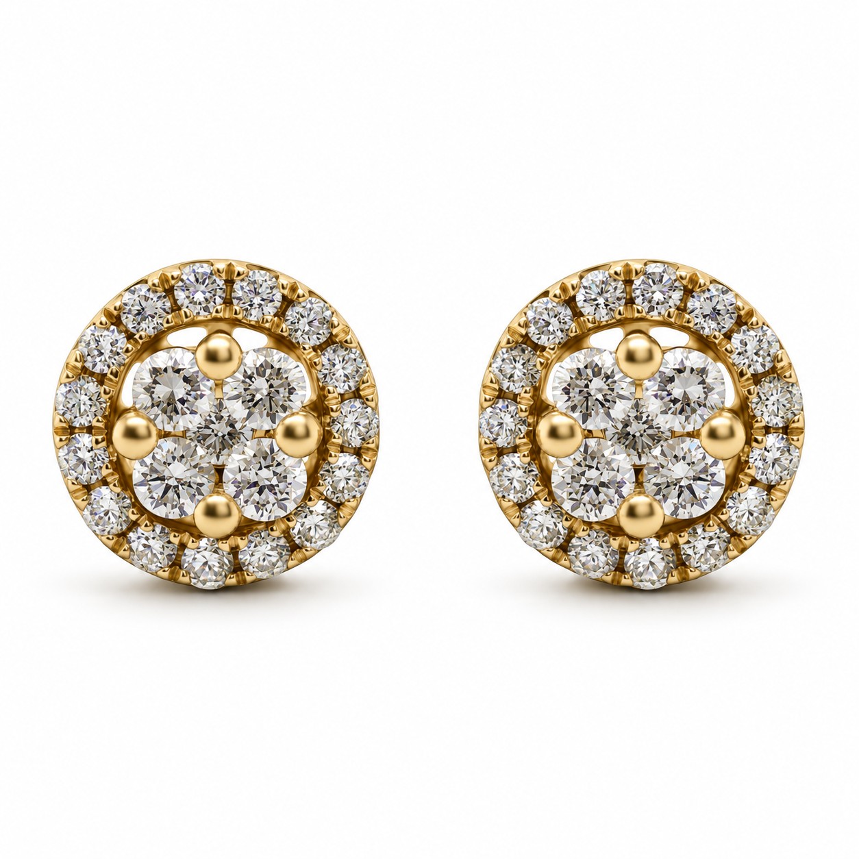 Nora ørestikker i 18 karat guld med rund klynge og krans af diamanter, i alt 0,23 carat, hvid baggrund