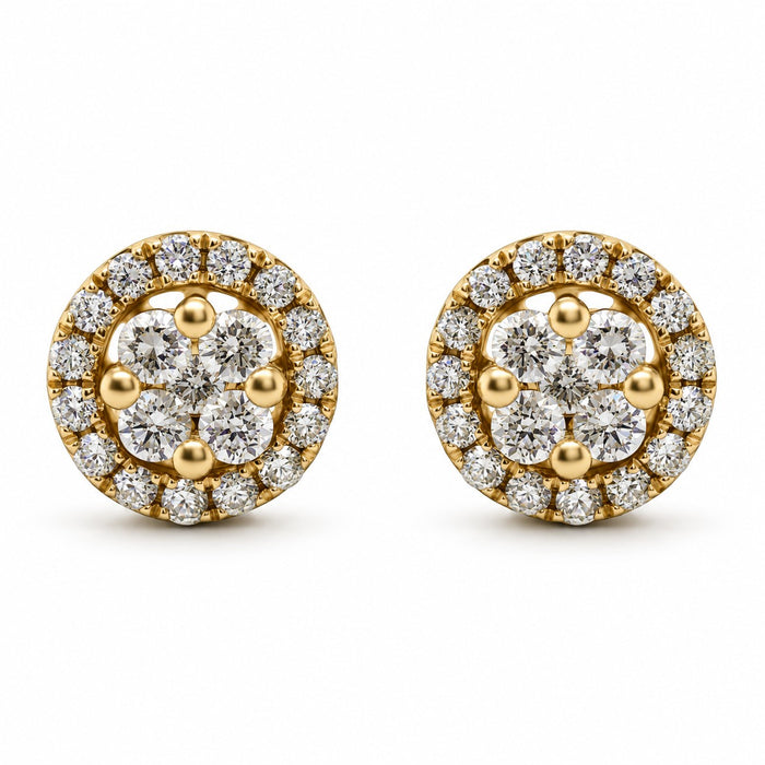 Nora ørestikker i 18 karat guld med rund klynge og krans af diamanter, i alt 0,23 carat, hvid baggrund
