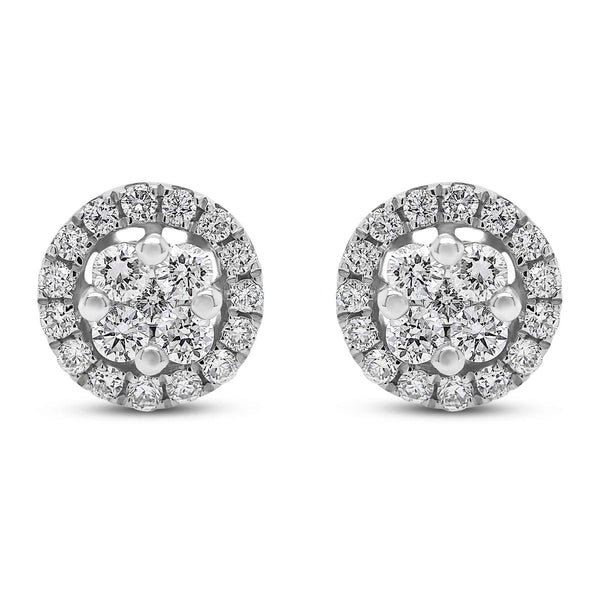 Nora ørestikker i 18 karat hvidguld med rund klynge og krans af diamanter, i alt 0,23 carat, hvid baggrund