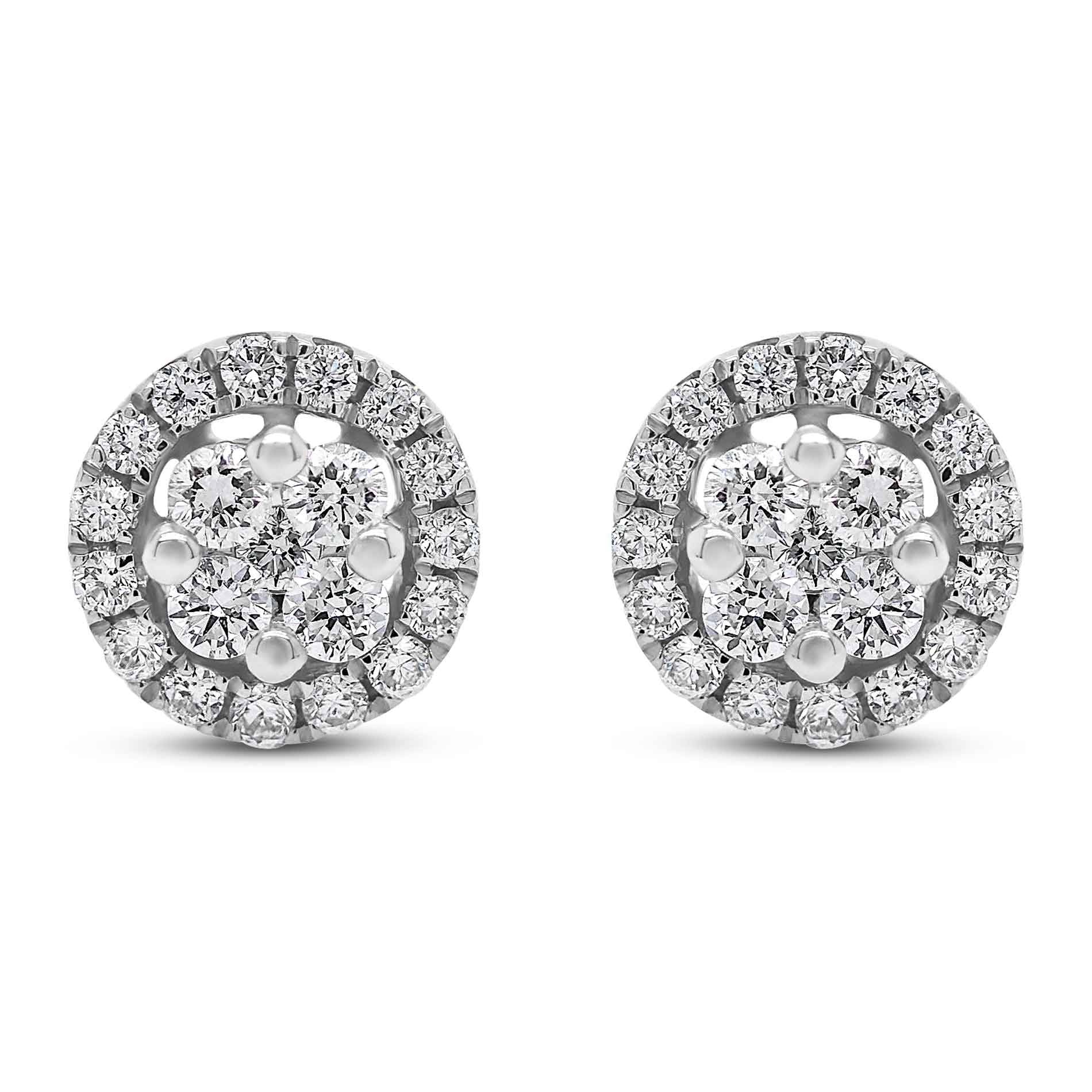 Nora ørestikker i 18 karat hvidguld med rund klynge og krans af diamanter, i alt 0,23 carat, hvid baggrund