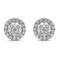 Nora ørestikker i 18 karat hvidguld med rund klynge og krans af diamanter, i alt 0,23 carat, hvid baggrund
