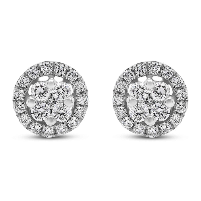 Nora ørestikker i 18 karat hvidguld med rund klynge og krans af diamanter, i alt 0,23 carat, hvid baggrund