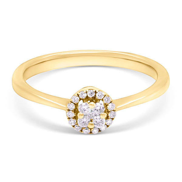 Nora ring i 18 karat guld med rund klynge og krans af diamanter, i alt 0,12 carat, hvid baggrund