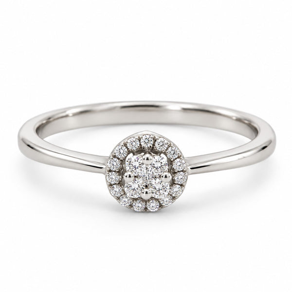 Nora ring i 18 karat hvidguld med rund klynge og krans af diamanter, i alt 0,12 carat, hvid baggrund