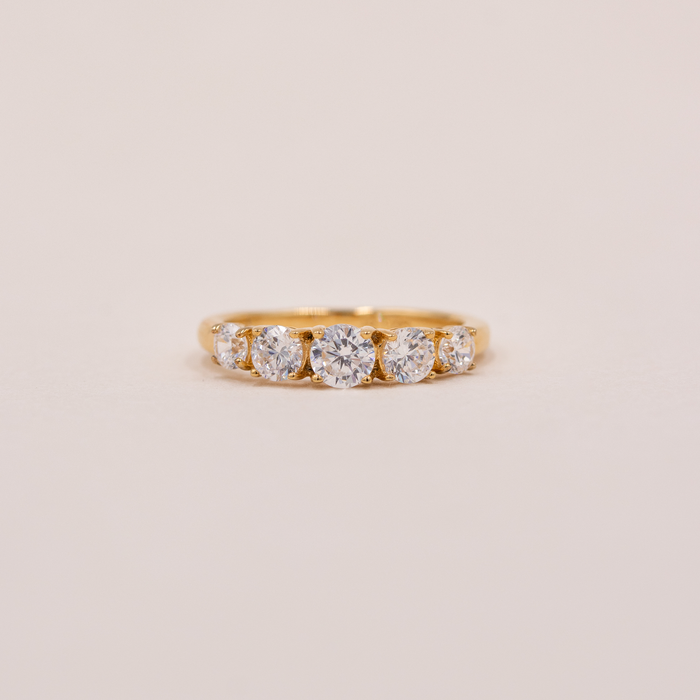 Nora V alliancering i forgyldt sølv med zirkonia set forfra