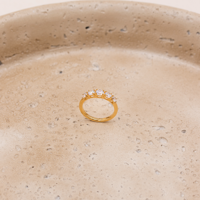 Nora V alliancering i forgyldt sølv med zirkonia set fra siden