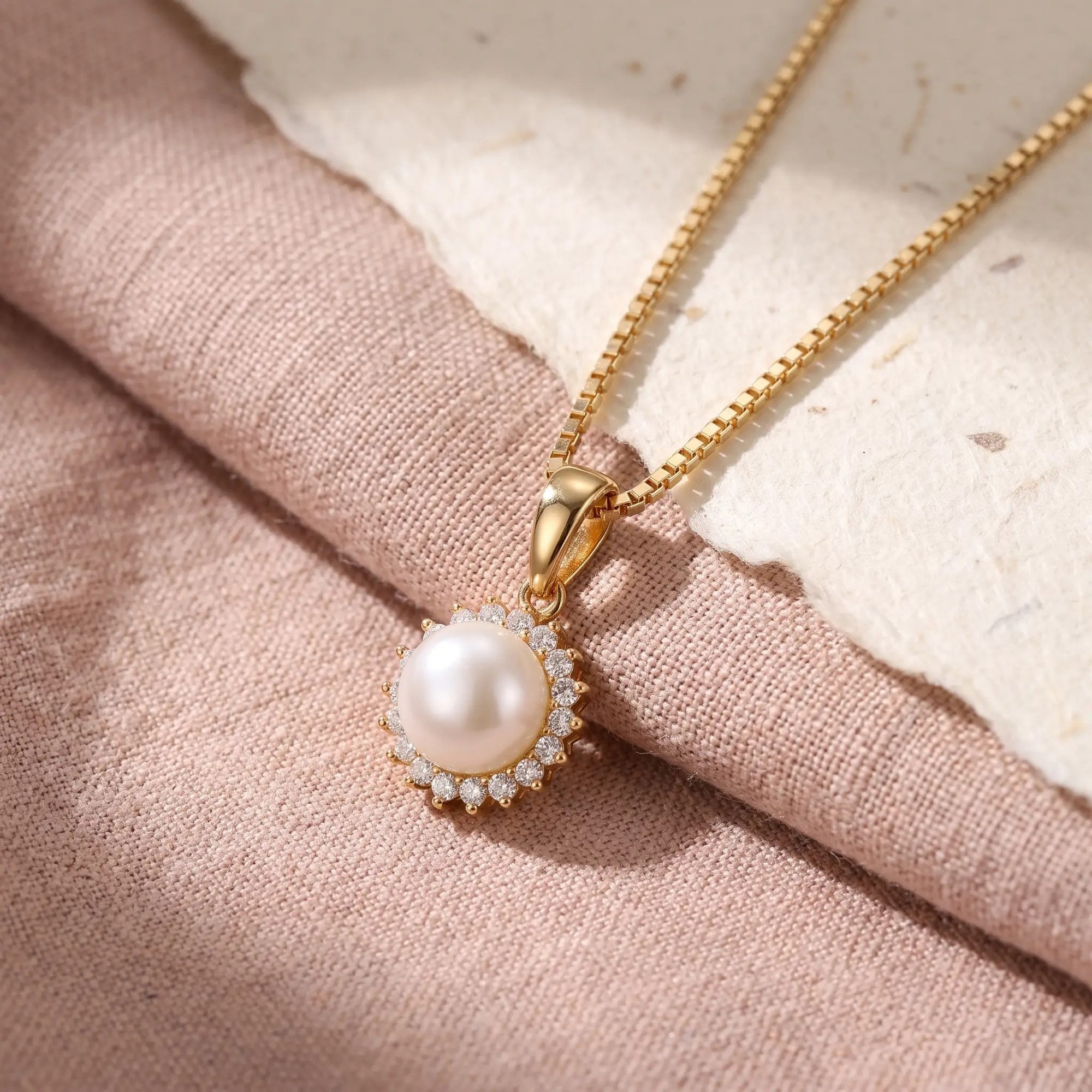 Ocean Pearl vedhæng i forgyldt sølv med hvid perle og zirkonia på rosa linned