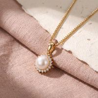 Ocean Pearl vedhæng i forgyldt sølv med hvid perle og zirkonia på rosa linned
