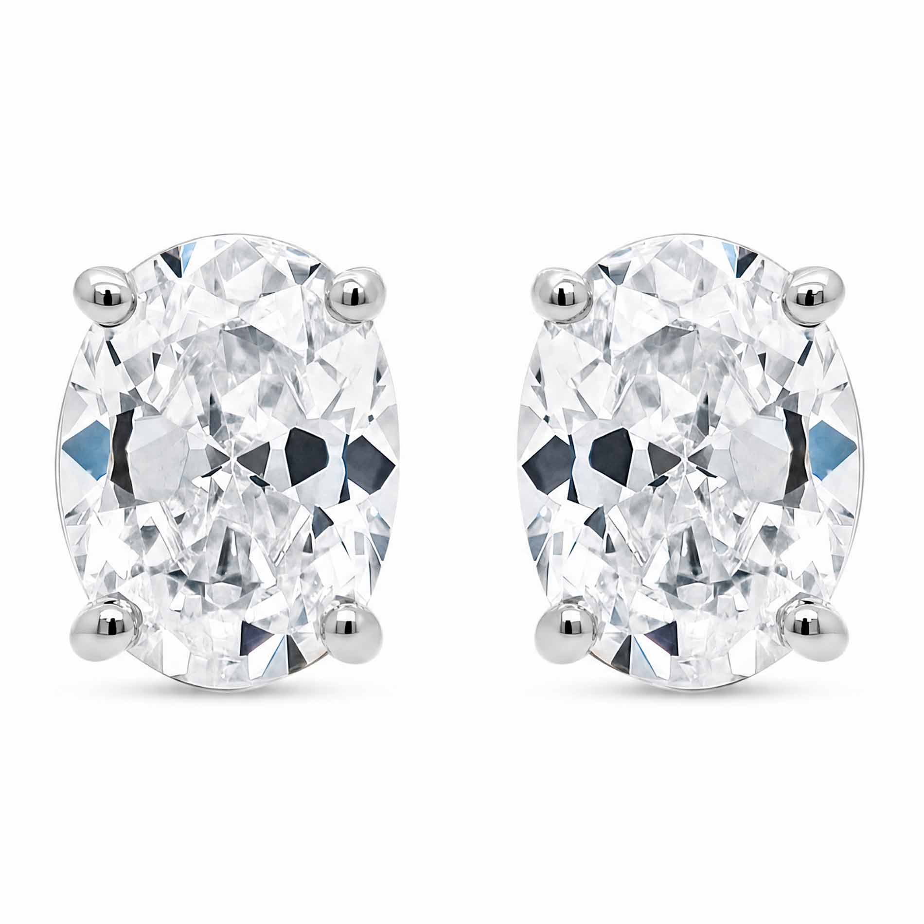 Oval-cut VIII Solitaire ørestikker i 925 sterlingsølv med klare zirkonia sten, vist tæt på hvid baggrund