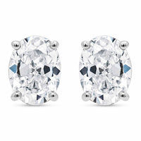 Oval-cut VIII Solitaire ørestikker i 925 sterlingsølv med klare zirkonia sten, vist tæt på hvid baggrund