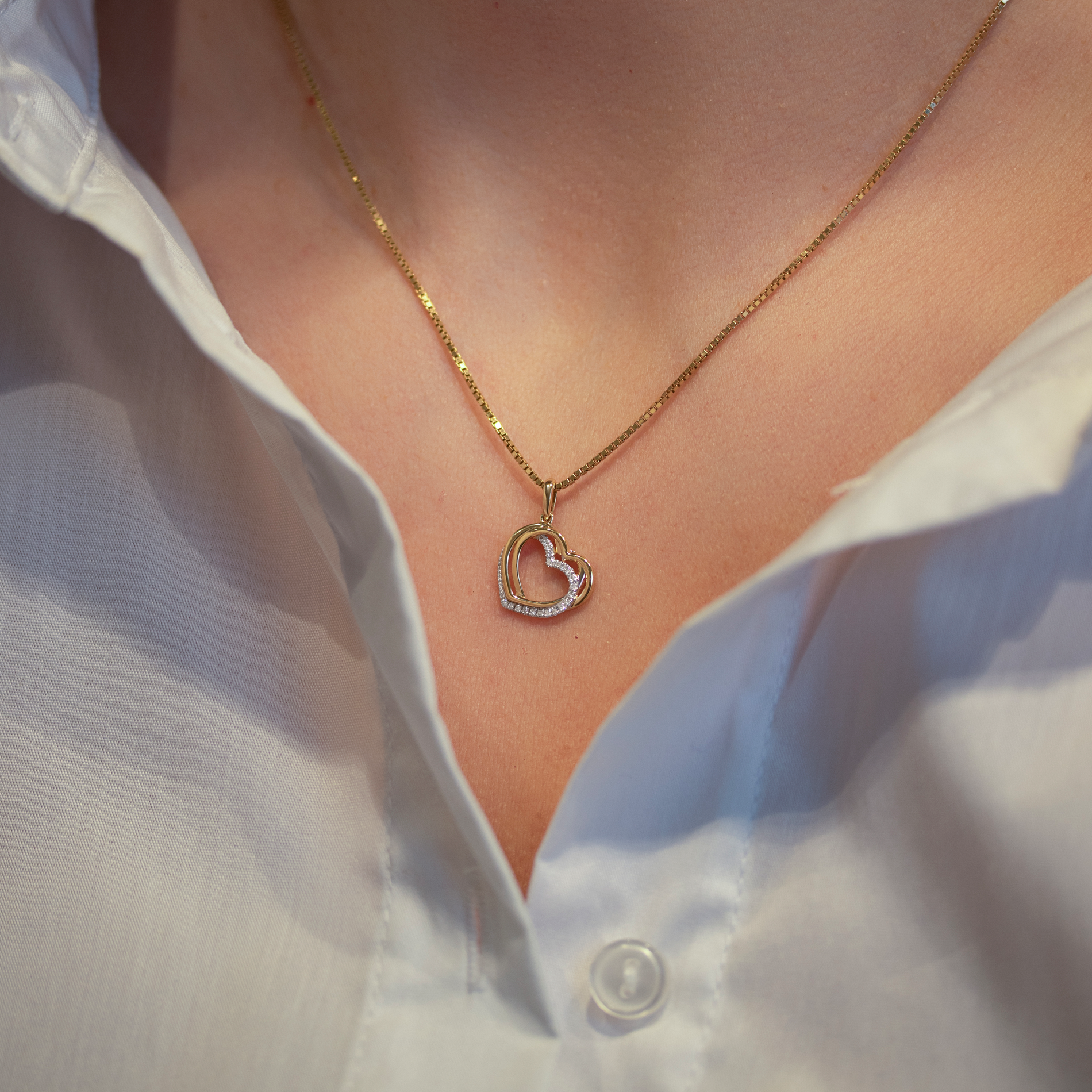 Paris diamantvedhæng i 14 kt. guld båret om halsen