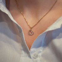 Paris diamantvedhæng i 14 kt. guld båret om halsen