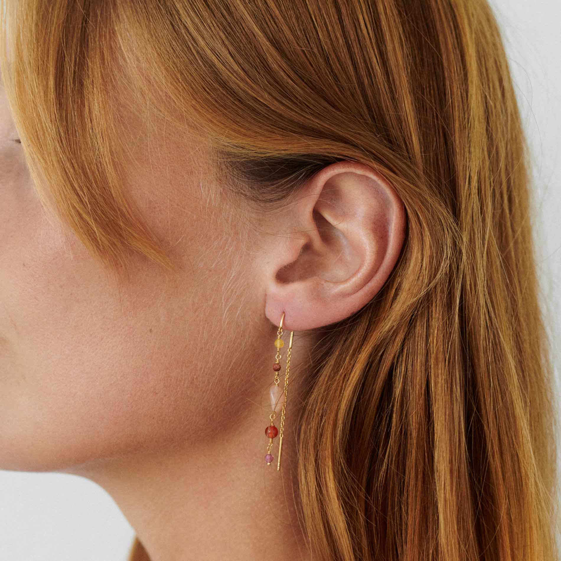 Forgyldte øreringe fra Pernille Corydon med sten i brune nuancer