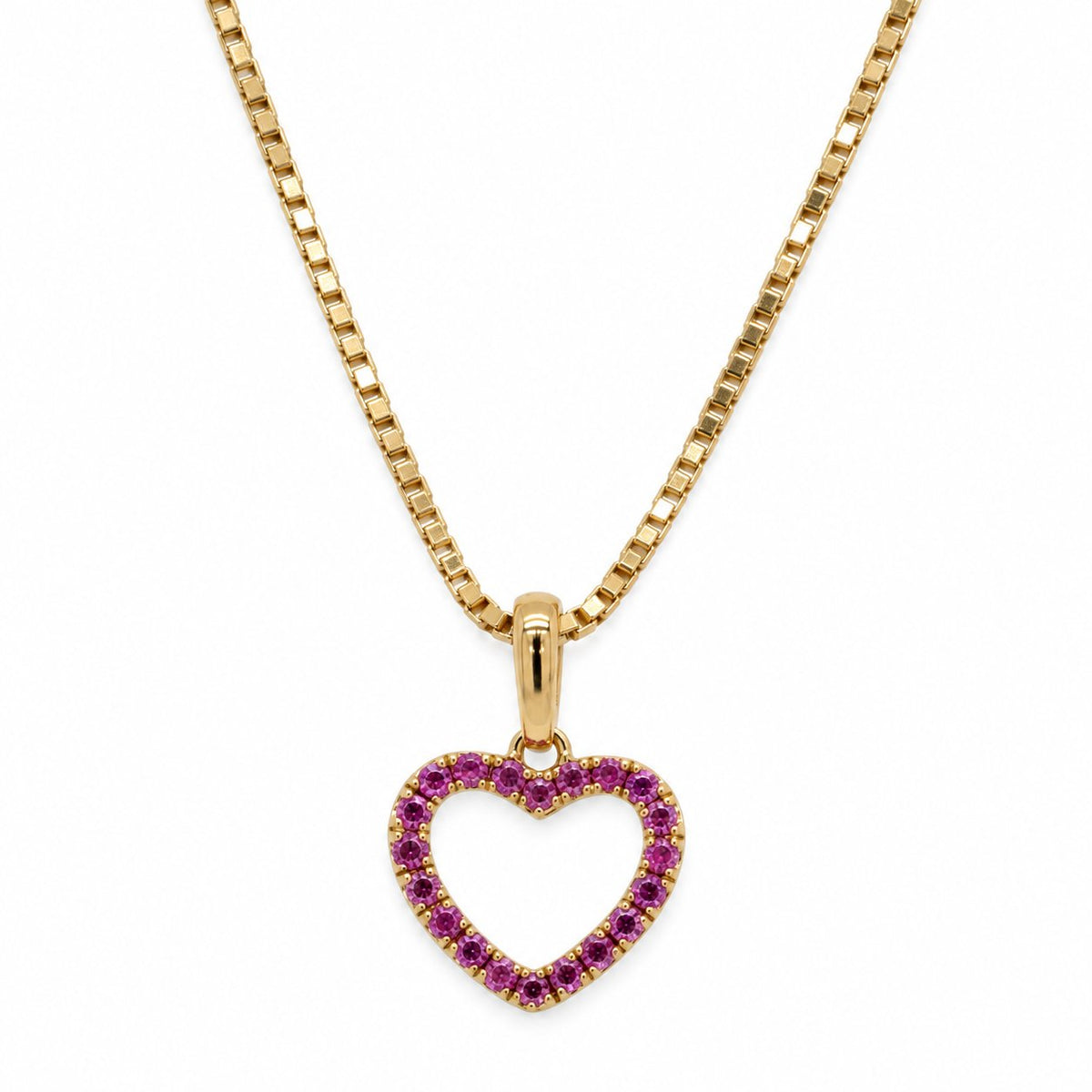 Pink Heart vedhæng i 18 karat guld – åbent hjerte med 20 pink safirer på i alt 0,12 carat, hvid baggrund