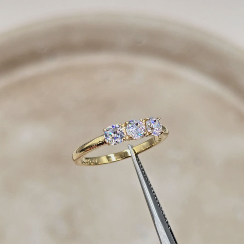 Video af Nora III alliancering i forgyldt sølv med tre funklende zirkonia