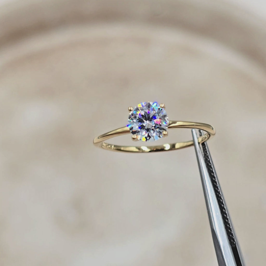 Video af Amar ring i forgyldt sølv med rund zirkonia